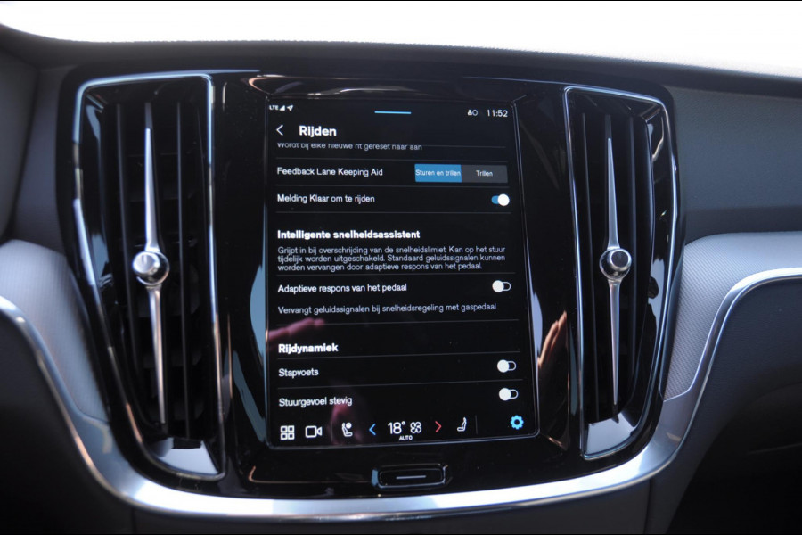 Volvo V60 T6 350PK Automaat AWD Plus Dark / Adaptieve cruise control / BLIS / 19” velgen / Parkeersensoren met camera / Elektrische achterklep / Adaptieve koplampen / Apple carplay / Elektrische stoelen / Harman Kardon Audio / Keyless entry / stoel - en stuurwielverwarming