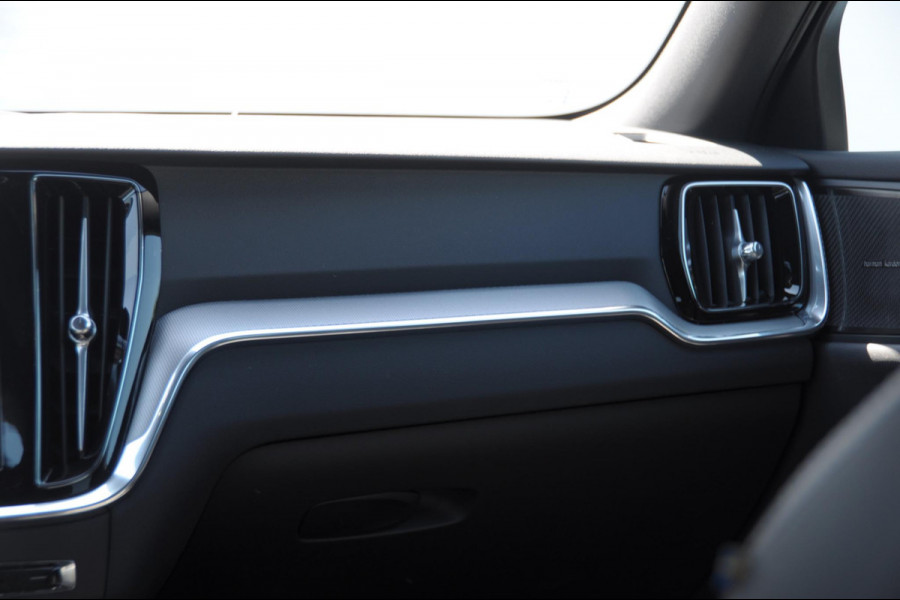 Volvo V60 T6 350PK Automaat AWD Plus Dark / Adaptieve cruise control / BLIS / 19” velgen / Parkeersensoren met camera / Elektrische achterklep / Adaptieve koplampen / Apple carplay / Elektrische stoelen / Harman Kardon Audio / Keyless entry / stoel - en stuurwielverwarming