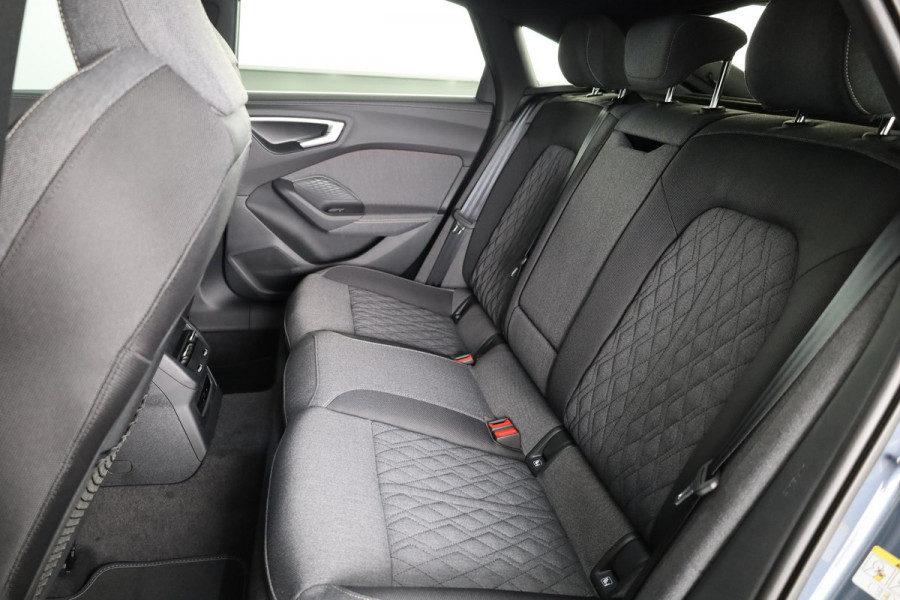 Audi A5 2.0 e-hybrid quattro S edition omgevingscamera's, adaptive cruise control, led achterlichten, privacy glass, optiek pakket zwart plus