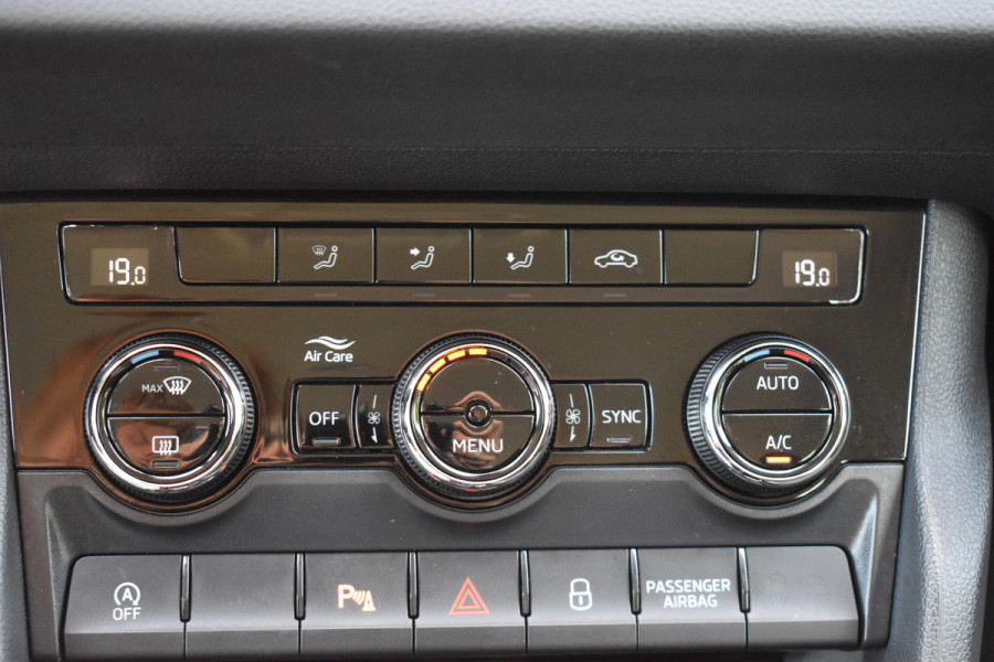 Škoda Karoq 1.5 TSI ACT Ambition Business / Trekhaak / PDC v+a / Carplay / Navigatie