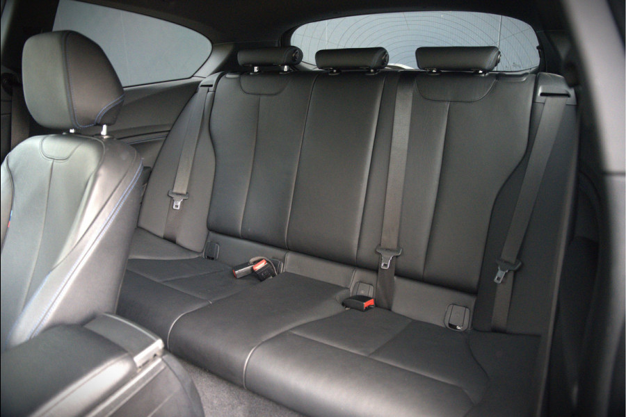 BMW 1-serie 118i High Executive M Sport | Stoelverwarming | Navigatie | Cruise Control | Keyless | LCI2 | Parkeersensoren | DAB | Shadow Line | M Sport Remmen | HIFI | LED