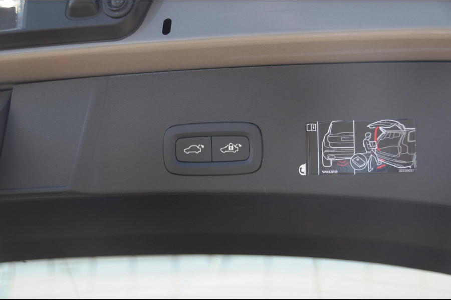 Volvo XC40 T4 211PK Automaat R-design / Adaptieve cruise control / Panoramadak / Keyless entry / Stoel - en stuurwielverwarming / Elektrische achterklep / Apple carplay /parkeersensoren met camera / Elektrische stoelen