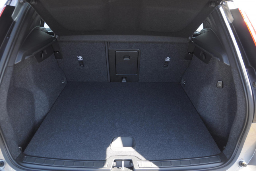 Volvo XC40 T4 211PK Automaat R-design / Adaptieve cruise control / Panoramadak / Keyless entry / Stoel - en stuurwielverwarming / Elektrische achterklep / Apple carplay /parkeersensoren met camera / Elektrische stoelen