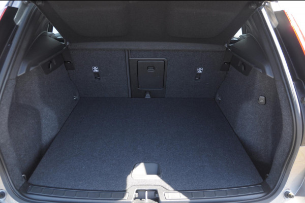 Volvo XC40 T4 211PK Automaat R-design / Adaptieve cruise control / Panoramadak / Keyless entry / Stoel - en stuurwielverwarming / Elektrische achterklep / Apple carplay /parkeersensoren met camera / Elektrische stoelen