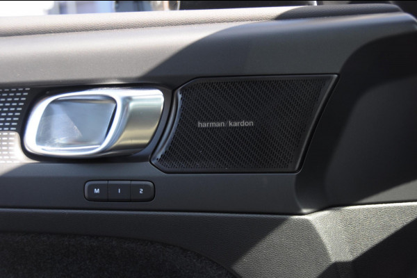 Volvo XC40 T4 211PK Automaat R-design / Adaptieve cruise control / Panoramadak / Keyless entry / Stoel - en stuurwielverwarming / Elektrische achterklep / Apple carplay /parkeersensoren met camera / Elektrische stoelen