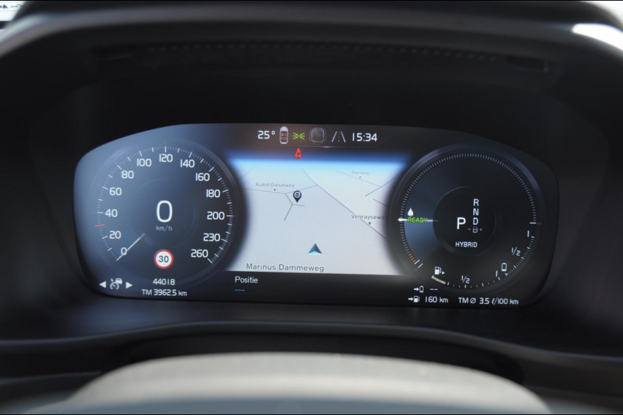 Volvo XC40 T4 211PK Automaat R-design / Adaptieve cruise control / Panoramadak / Keyless entry / Stoel - en stuurwielverwarming / Elektrische achterklep / Apple carplay /parkeersensoren met camera / Elektrische stoelen