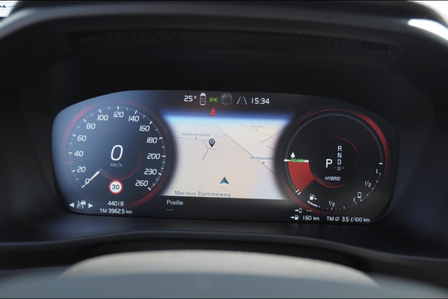 Volvo XC40 T4 211PK Automaat R-design / Adaptieve cruise control / Panoramadak / Keyless entry / Stoel - en stuurwielverwarming / Elektrische achterklep / Apple carplay /parkeersensoren met camera / Elektrische stoelen