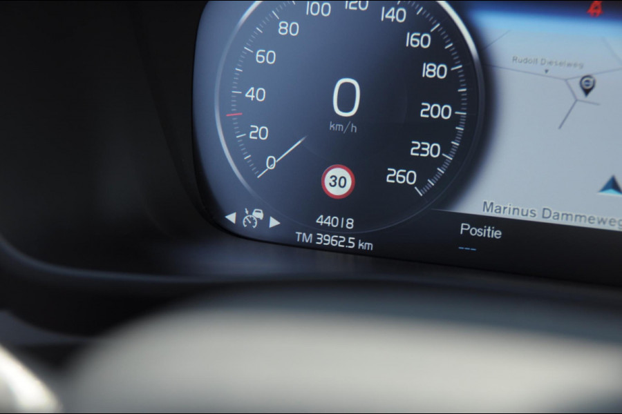 Volvo XC40 T4 211PK Automaat R-design / Adaptieve cruise control / Panoramadak / Keyless entry / Stoel - en stuurwielverwarming / Elektrische achterklep / Apple carplay /parkeersensoren met camera / Elektrische stoelen