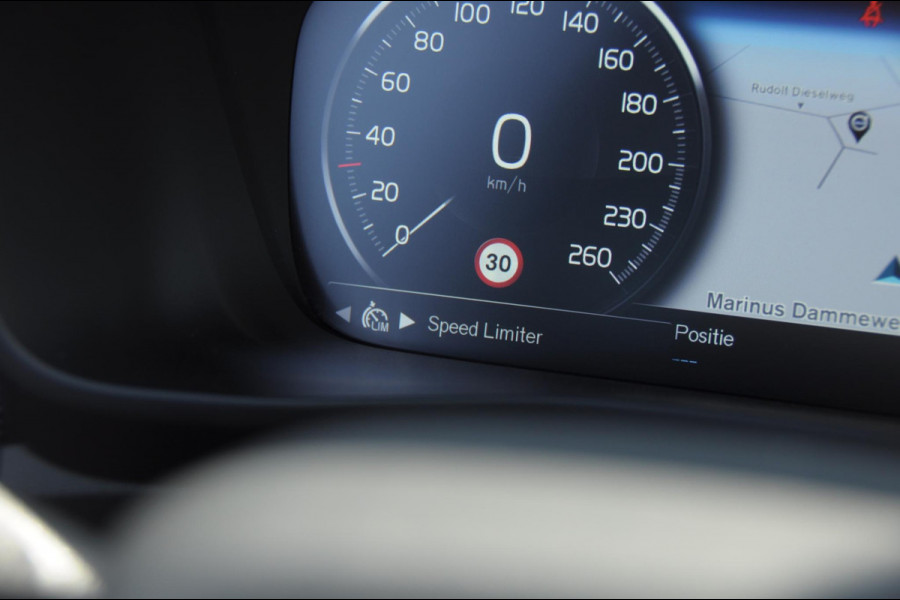 Volvo XC40 T4 211PK Automaat R-design / Adaptieve cruise control / Panoramadak / Keyless entry / Stoel - en stuurwielverwarming / Elektrische achterklep / Apple carplay /parkeersensoren met camera / Elektrische stoelen