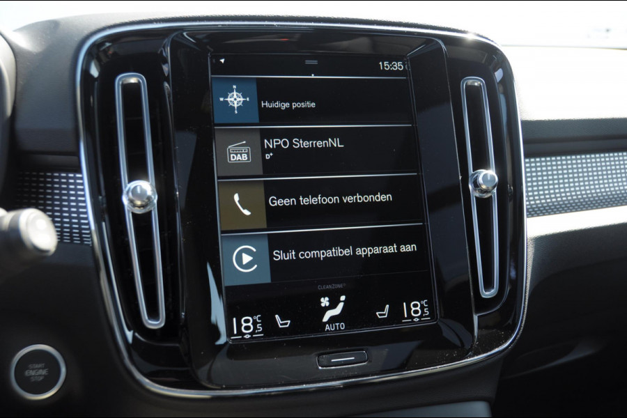 Volvo XC40 T4 211PK Automaat R-design / Adaptieve cruise control / Panoramadak / Keyless entry / Stoel - en stuurwielverwarming / Elektrische achterklep / Apple carplay /parkeersensoren met camera / Elektrische stoelen