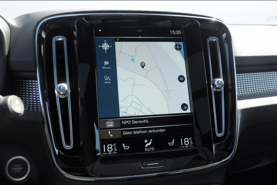 Volvo XC40 T4 211PK Automaat R-design / Adaptieve cruise control / Panoramadak / Keyless entry / Stoel - en stuurwielverwarming / Elektrische achterklep / Apple carplay /parkeersensoren met camera / Elektrische stoelen
