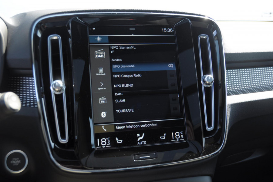 Volvo XC40 T4 211PK Automaat R-design / Adaptieve cruise control / Panoramadak / Keyless entry / Stoel - en stuurwielverwarming / Elektrische achterklep / Apple carplay /parkeersensoren met camera / Elektrische stoelen