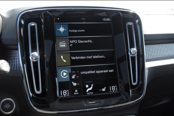 Volvo XC40 T4 211PK Automaat R-design / Adaptieve cruise control / Panoramadak / Keyless entry / Stoel - en stuurwielverwarming / Elektrische achterklep / Apple carplay /parkeersensoren met camera / Elektrische stoelen