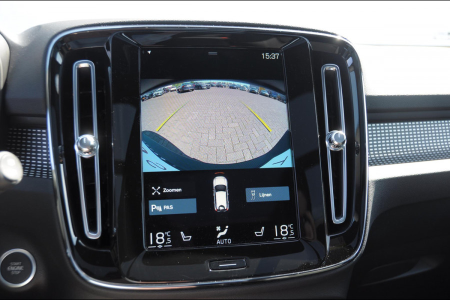 Volvo XC40 T4 211PK Automaat R-design / Adaptieve cruise control / Panoramadak / Keyless entry / Stoel - en stuurwielverwarming / Elektrische achterklep / Apple carplay /parkeersensoren met camera / Elektrische stoelen