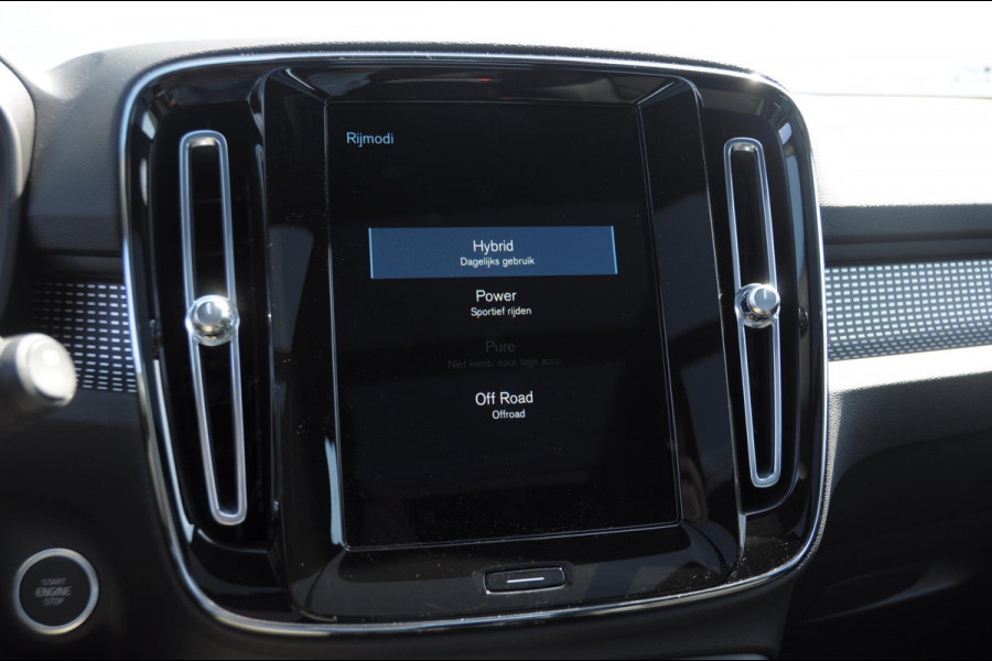 Volvo XC40 T4 211PK Automaat R-design / Adaptieve cruise control / Panoramadak / Keyless entry / Stoel - en stuurwielverwarming / Elektrische achterklep / Apple carplay /parkeersensoren met camera / Elektrische stoelen