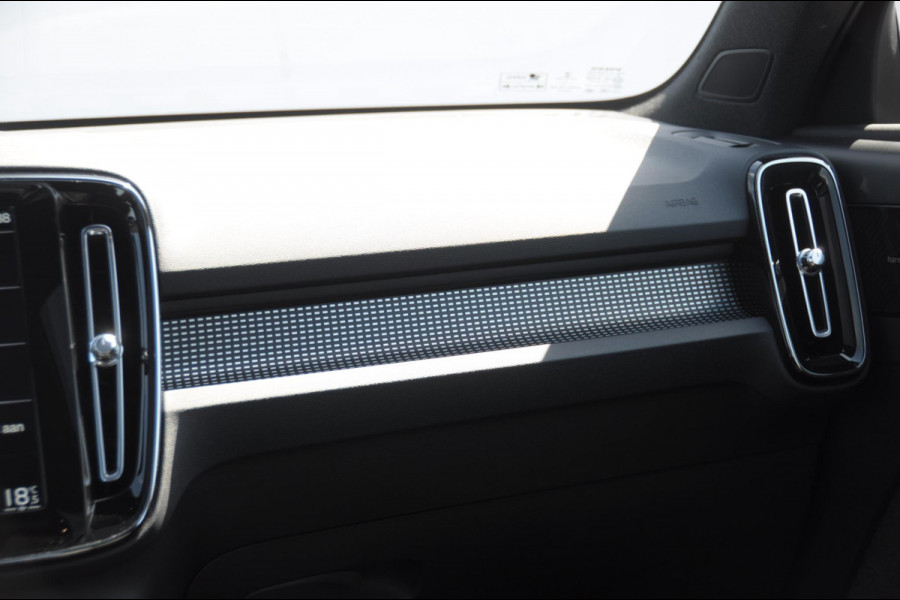 Volvo XC40 T4 211PK Automaat R-design / Adaptieve cruise control / Panoramadak / Keyless entry / Stoel - en stuurwielverwarming / Elektrische achterklep / Apple carplay /parkeersensoren met camera / Elektrische stoelen