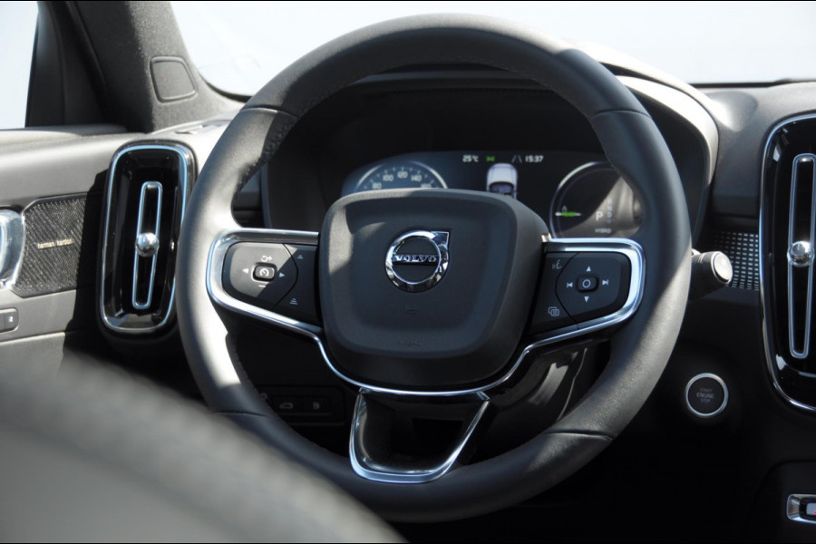 Volvo XC40 T4 211PK Automaat R-design / Adaptieve cruise control / Panoramadak / Keyless entry / Stoel - en stuurwielverwarming / Elektrische achterklep / Apple carplay /parkeersensoren met camera / Elektrische stoelen