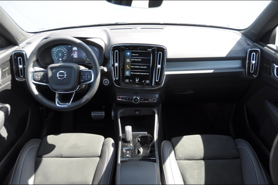 Volvo XC40 T4 211PK Automaat R-design / Adaptieve cruise control / Panoramadak / Keyless entry / Stoel - en stuurwielverwarming / Elektrische achterklep / Apple carplay /parkeersensoren met camera / Elektrische stoelen
