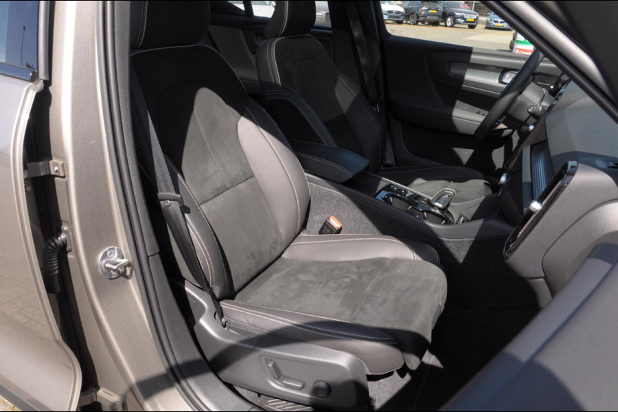 Volvo XC40 T4 211PK Automaat R-design / Adaptieve cruise control / Panoramadak / Keyless entry / Stoel - en stuurwielverwarming / Elektrische achterklep / Apple carplay /parkeersensoren met camera / Elektrische stoelen