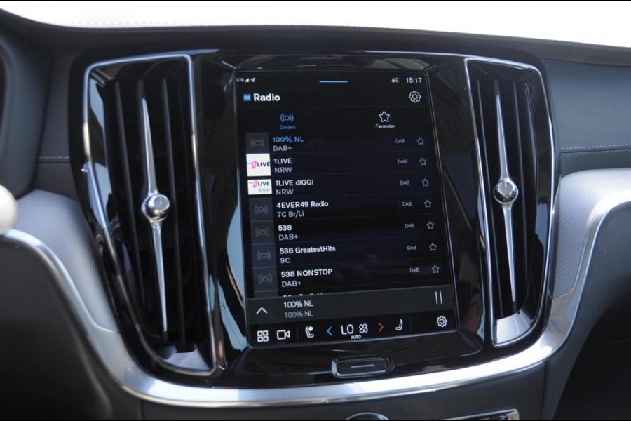 Volvo S60 T6 350PK Automaat Recharge Ultimate Bright / Head-up display / Harman Kardon audio / Panoramadak / BLIS / Elektrisch bedienbare voorstoelen / Memory seats / Verwarmbare stoelen / Keyless entry /