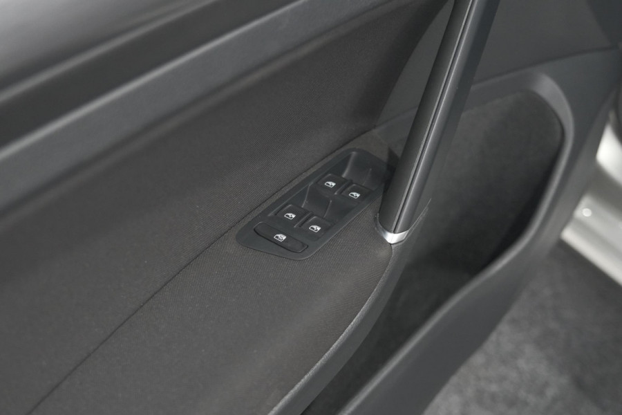 Volkswagen Golf 1.0 TSI Highline | Adaptieve Cruise Control | Apple Carplay | Parkeersensoren | Stoelverwarming