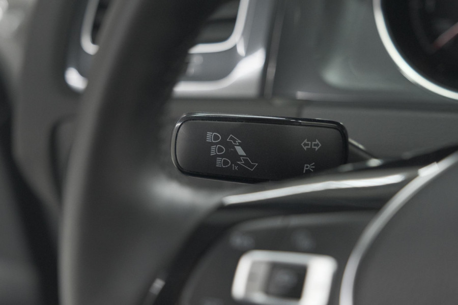 Volkswagen Golf 1.0 TSI Highline | Adaptieve Cruise Control | Apple Carplay | Parkeersensoren | Stoelverwarming