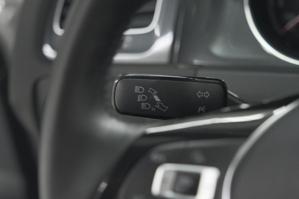 Volkswagen Golf 1.0 TSI Highline | Adaptieve Cruise Control | Apple Carplay | Parkeersensoren | Stoelverwarming