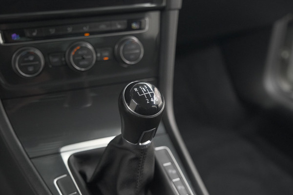 Volkswagen Golf 1.0 TSI Highline | Adaptieve Cruise Control | Apple Carplay | Parkeersensoren | Stoelverwarming