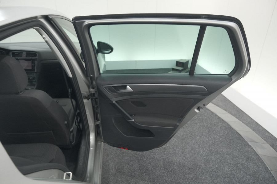 Volkswagen Golf 1.0 TSI Highline | Adaptieve Cruise Control | Apple Carplay | Parkeersensoren | Stoelverwarming