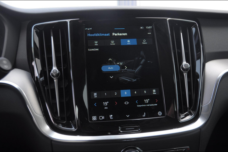 Volvo V60 T6 350PK Automaat Plus Dark / cruise control   / Apple carplay / Elektrische stoelen met geheugen / Parkeersensoren met camera / Elektrische achterklep