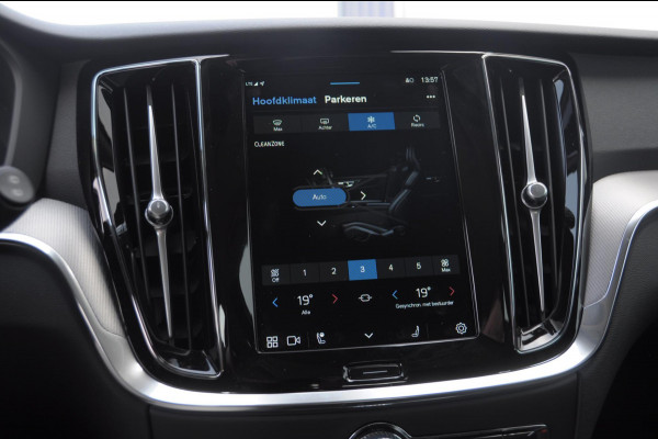 Volvo V60 T6 350PK Automaat Plus Dark / cruise control   / Apple carplay / Elektrische stoelen met geheugen / Parkeersensoren met camera / Elektrische achterklep