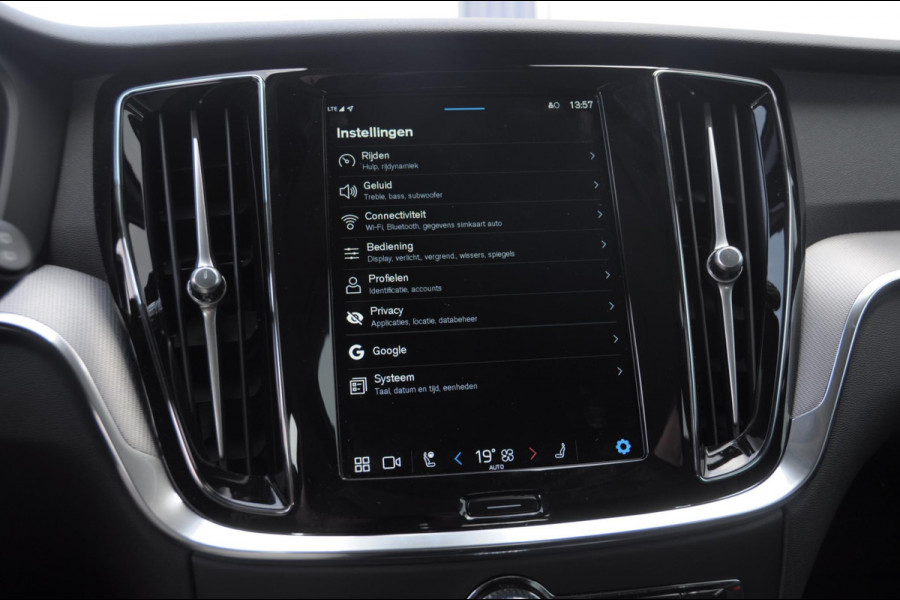 Volvo V60 T6 350PK Automaat Plus Dark / cruise control   / Apple carplay / Elektrische stoelen met geheugen / Parkeersensoren met camera / Elektrische achterklep