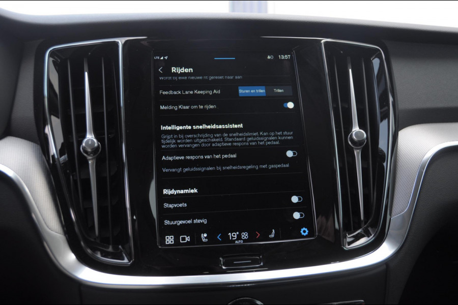Volvo V60 T6 350PK Automaat Plus Dark / cruise control   / Apple carplay / Elektrische stoelen met geheugen / Parkeersensoren met camera / Elektrische achterklep