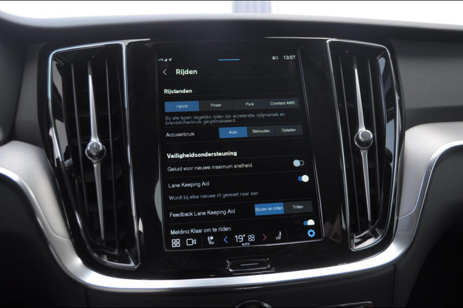Volvo V60 T6 350PK Automaat Plus Dark / cruise control   / Apple carplay / Elektrische stoelen met geheugen / Parkeersensoren met camera / Elektrische achterklep