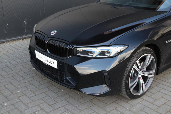 BMW 3 Serie Touring 330e xDrive | M-sport | Pano | Trekhaak