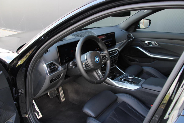 BMW 3 Serie Touring 330e xDrive | M-sport | Pano | Trekhaak