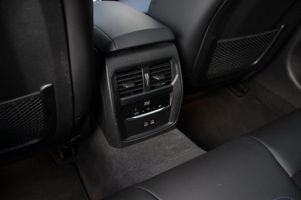 BMW 3 Serie Touring 330e xDrive | M-sport | Pano | Trekhaak