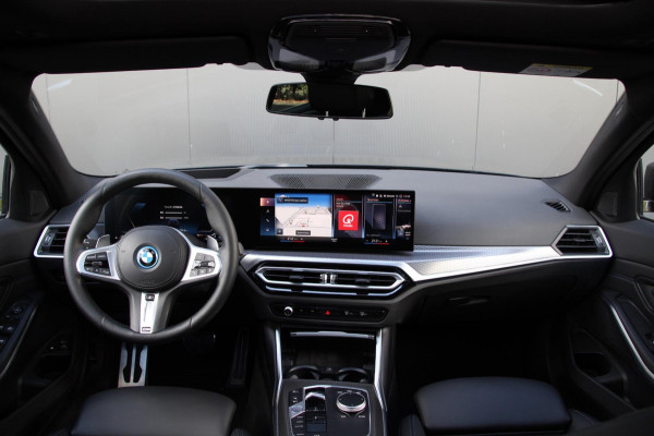 BMW 3 Serie Touring 330e xDrive | M-sport | Pano | Trekhaak