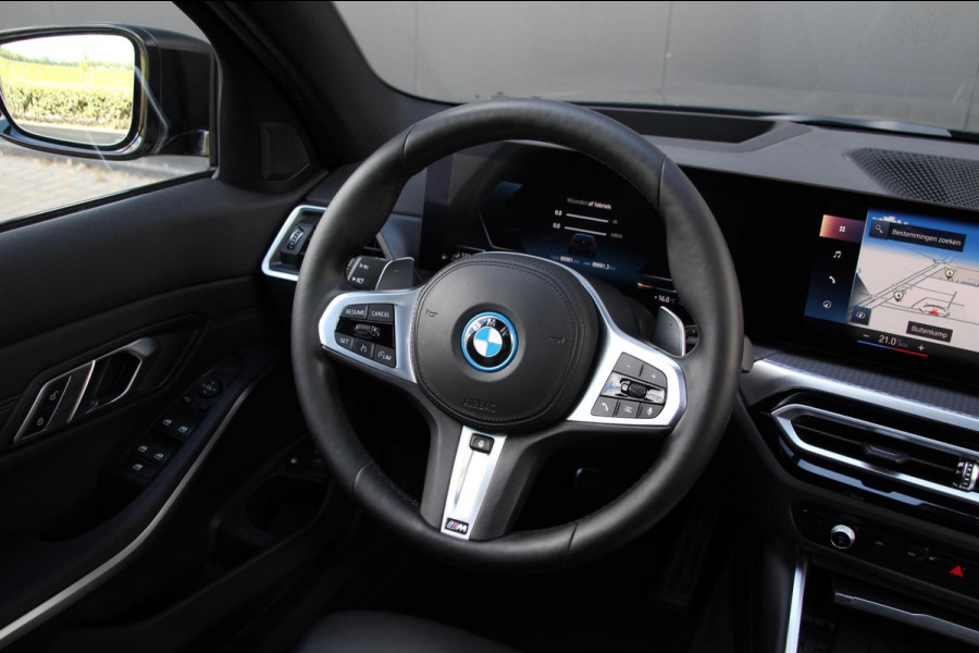 BMW 3 Serie Touring 330e xDrive | M-sport | Pano | Trekhaak