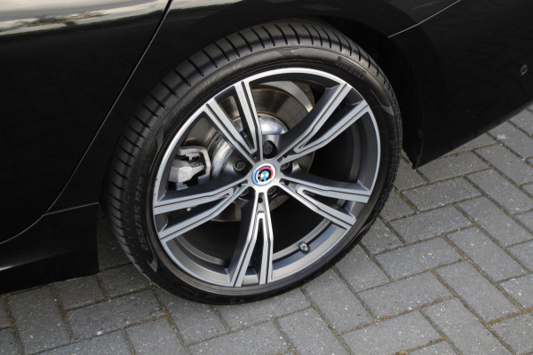 BMW 3 Serie Touring 330e xDrive | M-sport | Pano | Trekhaak