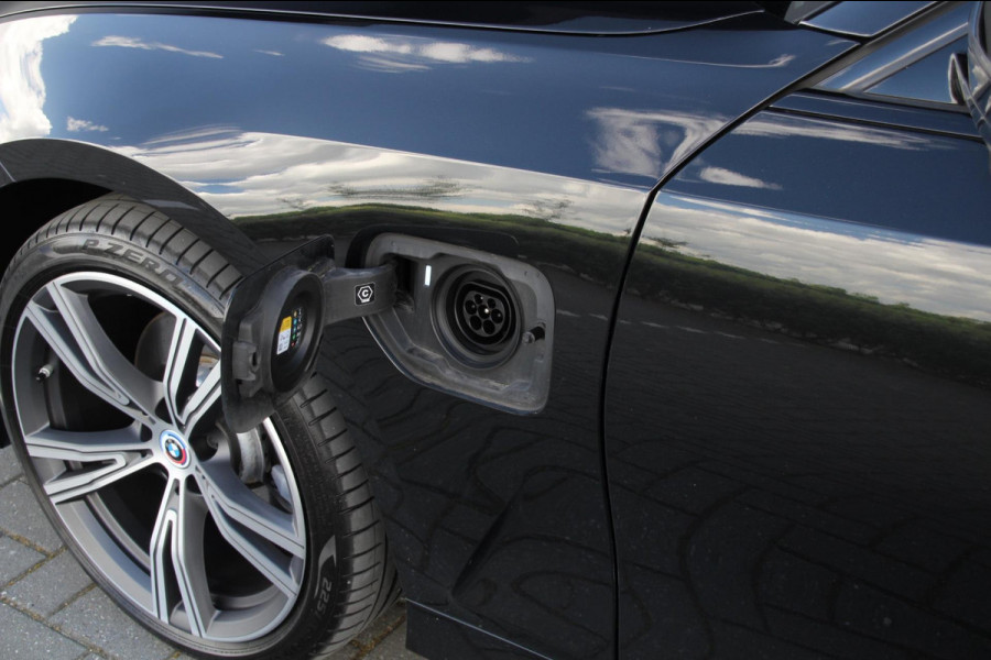 BMW 3 Serie Touring 330e xDrive | M-sport | Pano | Trekhaak
