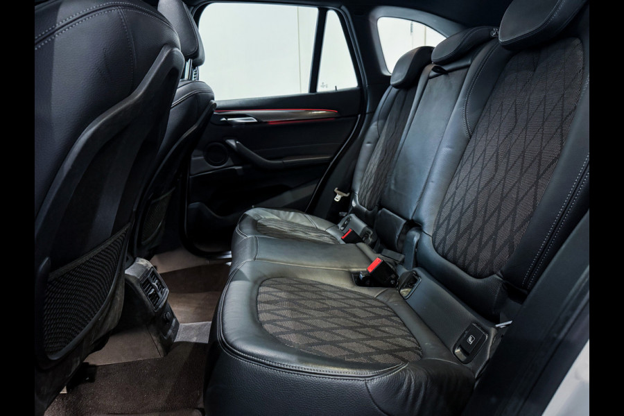 BMW X1 sDrive20i High Executive |Panorama|Trekhaak|LED