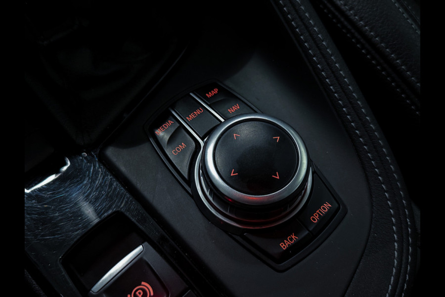 BMW X1 sDrive20i High Executive |Panorama|Trekhaak|LED