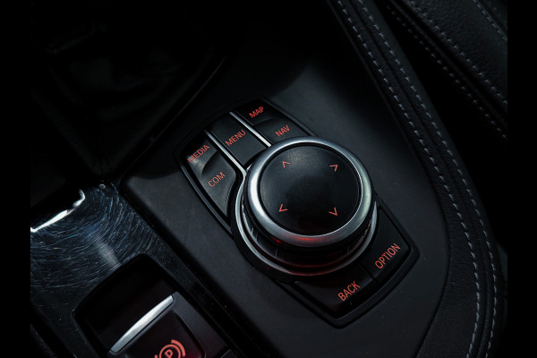 BMW X1 sDrive20i High Executive |Panorama|Trekhaak|LED
