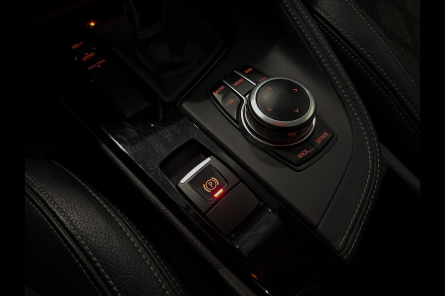 BMW X1 sDrive20i High Executive |Panorama|Trekhaak|LED