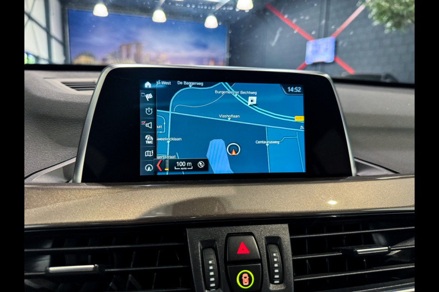 BMW X1 sDrive20i High Executive |Panorama|Trekhaak|LED