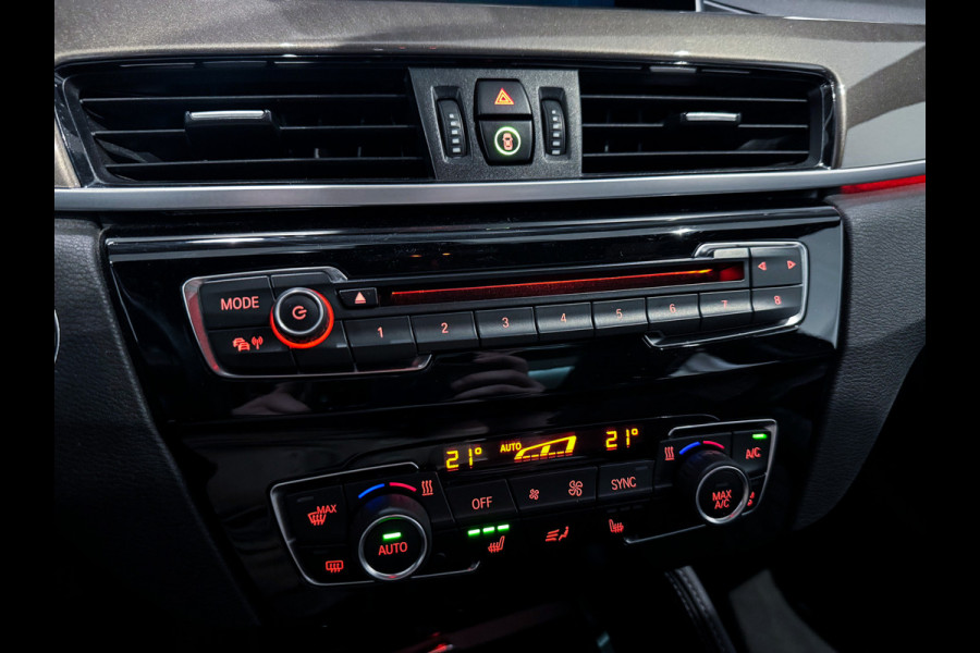 BMW X1 sDrive20i High Executive |Panorama|Trekhaak|LED