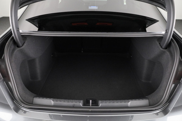 Audi A3 Limousine 35 TFSI S edition 150pk S-tronic | Private lease vanaf € 811,- pm | Facelift | Audi Connect nav&Info plus |  19 inch lichtmetalen velgen | Achteruitrijcamera