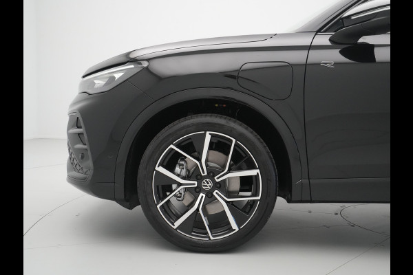Volkswagen Tiguan R-Line Edition - eHybrid | 'App-Connect' draadloze smartphone integratie | Automatische afstandsregeling (Adaptive Cruise Control) | Black Style Pakket