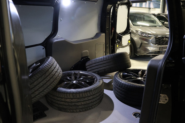Ford Transit Connect 1.5 EcoBlue L2 Sport 120 PK | 8-Traps Automaat | L+R Schuifdeur | Navigatie | Camera | CarPlay | Keyless Go | Climate control | Stoelverwarming | Trekhaak | Lederen bekleding | DAB | Dealer onderhouden